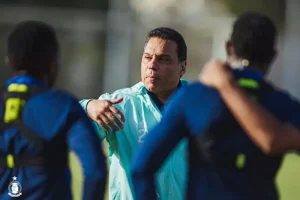 أهلي طرابلس يستنكر اعتداءً على الجهاز الفني واللاعبين ويطالب بتحقيق عاجل تحت إشراف البدري