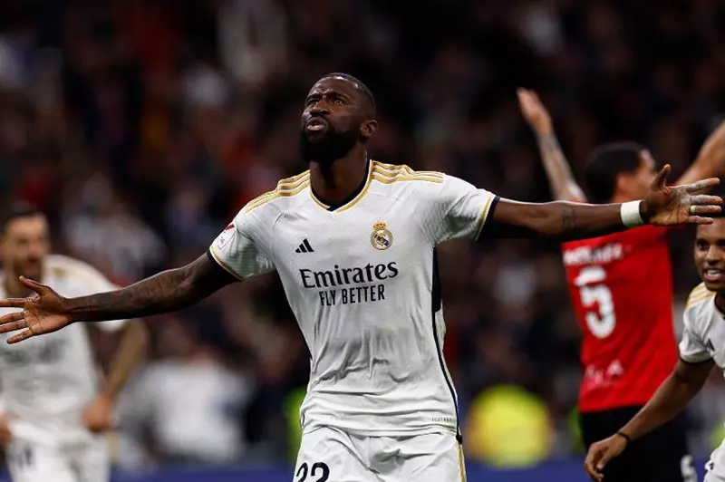 ريال مدريد يواصل تعزيز صفوفه بتجديد عقد روديجر لعامين إضافيين