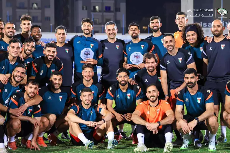 منتخب فلسطين يحتفي بوسام أبو علي إثر تحقيقه لقب الدوري مع النادي الأهلي